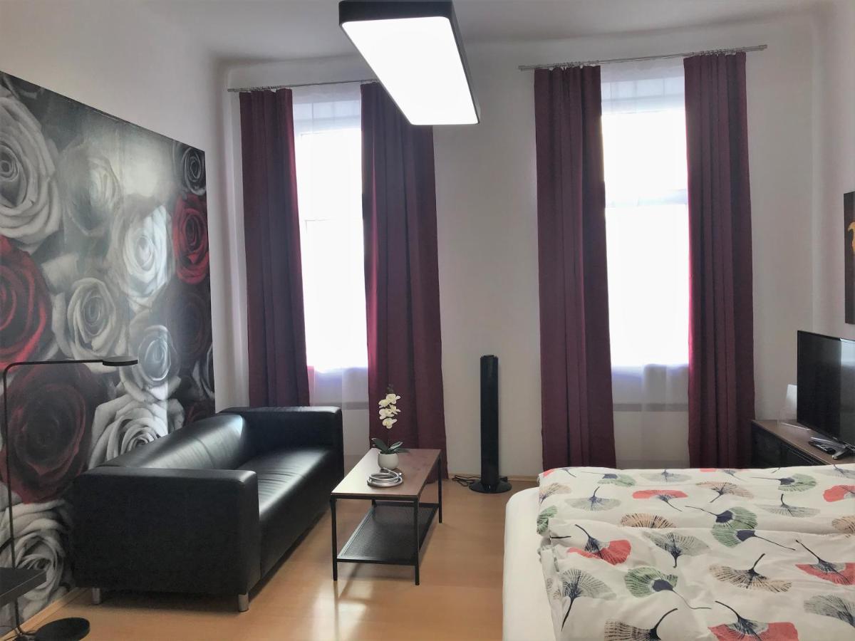 Studio & Apartments Near Reumannplatz Viena Exterior foto